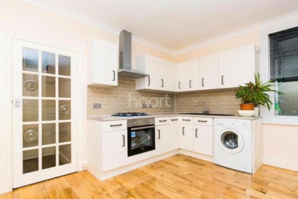 1 Bedroom Ground Floor Flat With Garden *