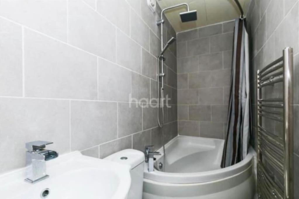 1 Bedroom Ground Floor Flat With Garden Greenford (Greater London)