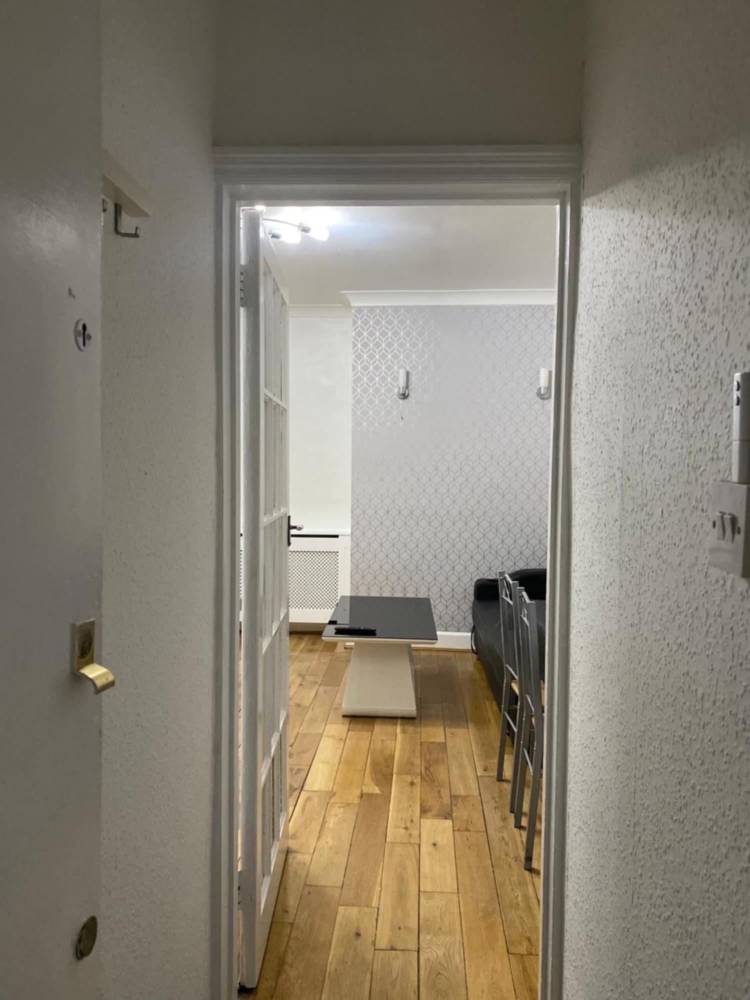1 Bedroom Ground Floor Flat With Garden Apartment