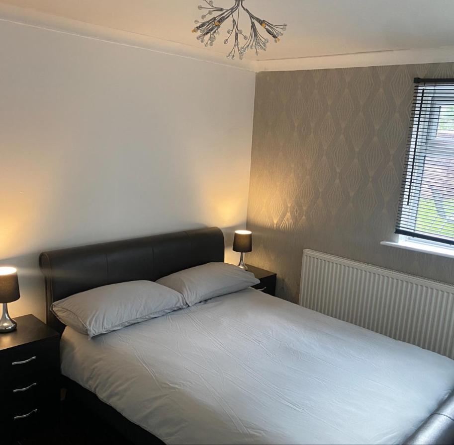 1 Bedroom Ground Floor Flat With Garden Apartment *