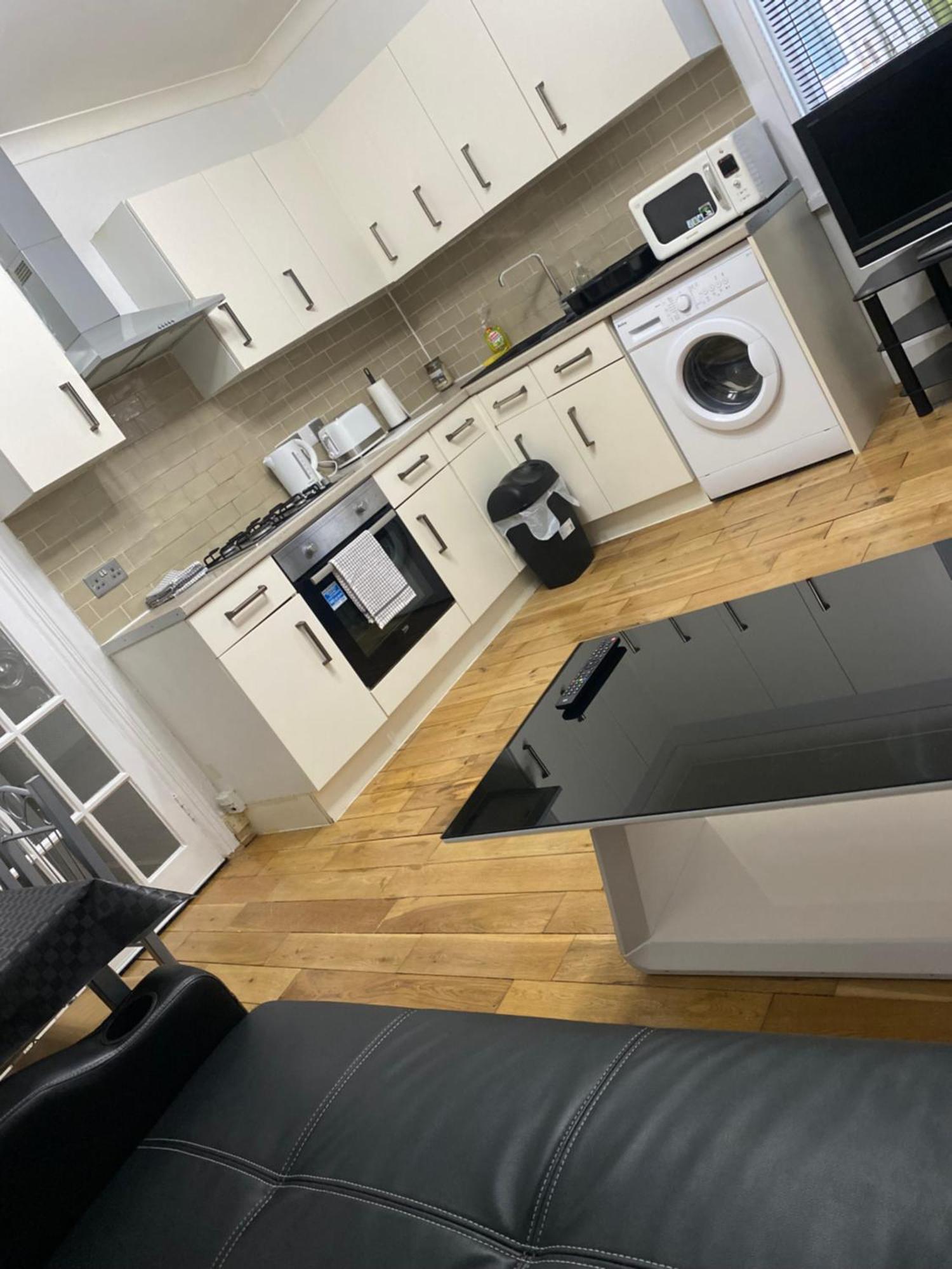 1 Bedroom Ground Floor Flat With Garden Apartment