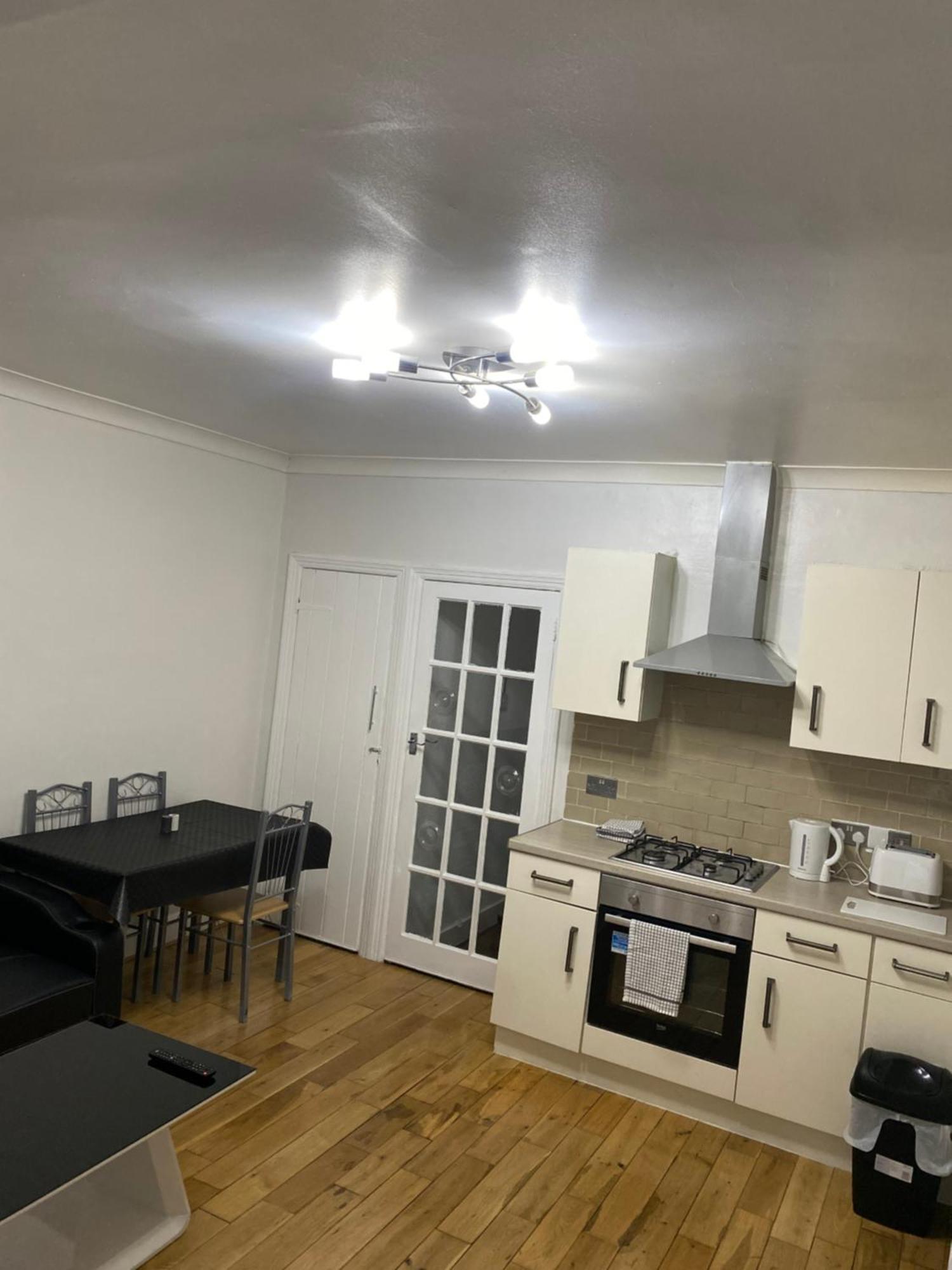 1 Bedroom Ground Floor Flat With Garden Apartment *