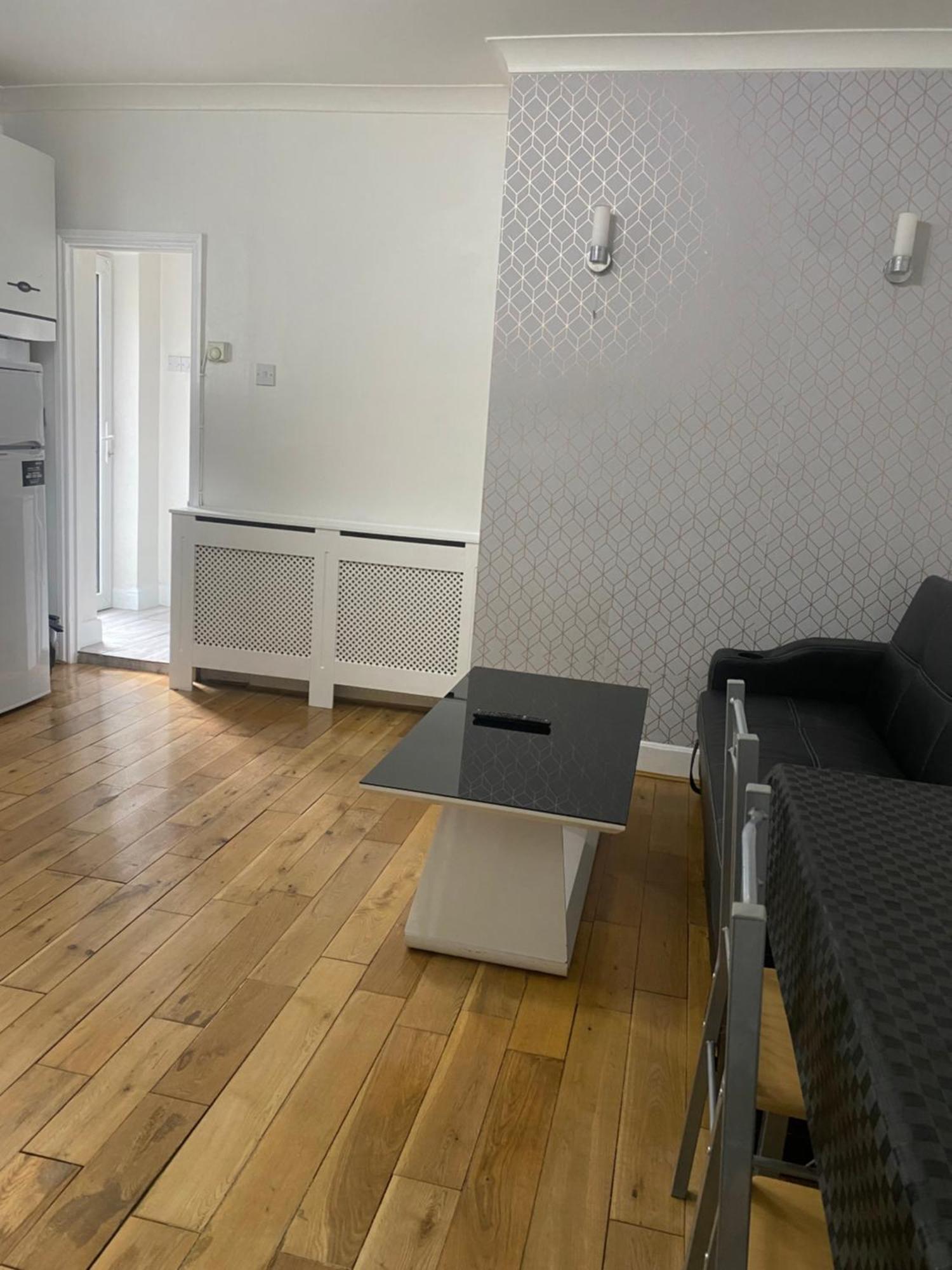 Apartment 1 Bedroom Ground Floor Flat With Garden *