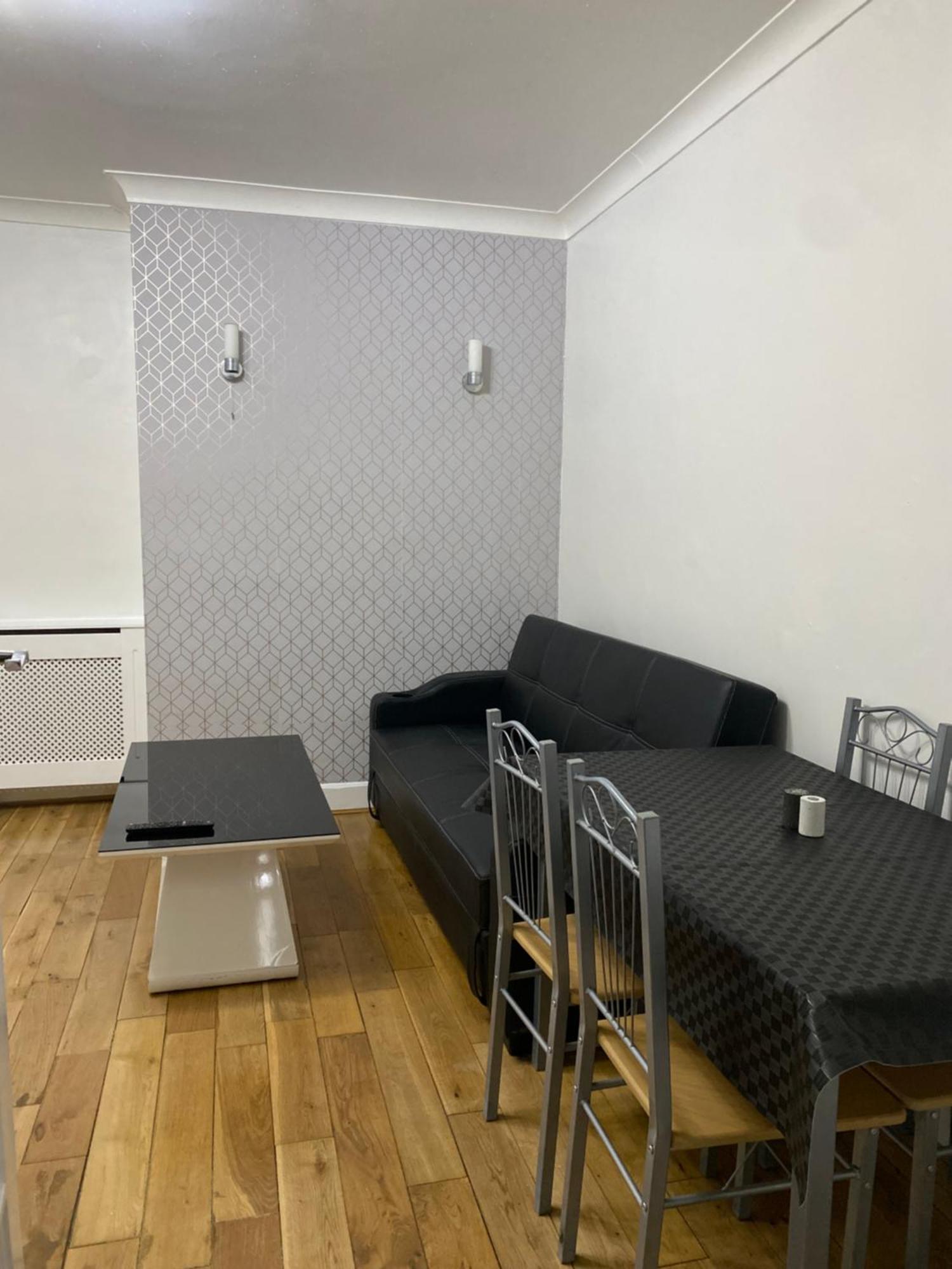 1 Bedroom Ground Floor Flat With Garden Apartment *